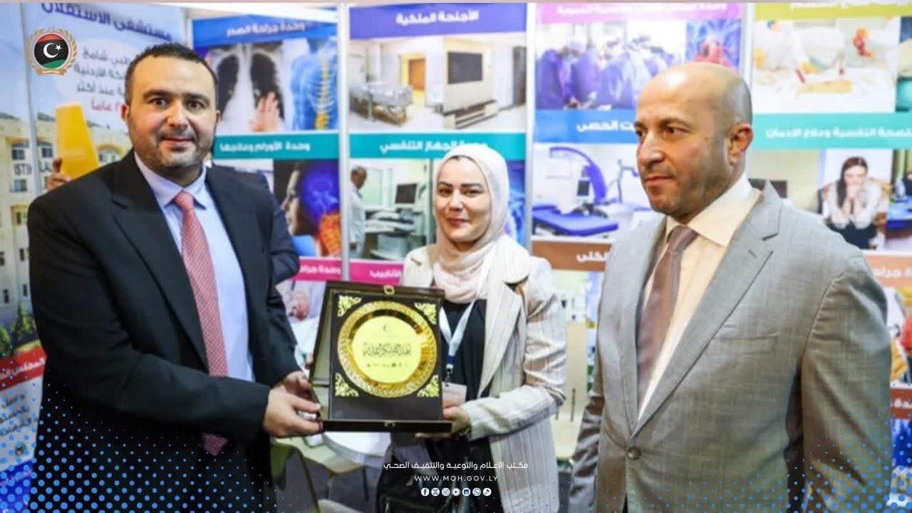 وزير الصحة الليبي الدكتور محمد الغوج ووزير الدولة لشؤون رئيس الحكومة ومجلس الوزراء محمد بن غلبون في ضيافة البوث الخاص في مستشفى الاستقلال،
