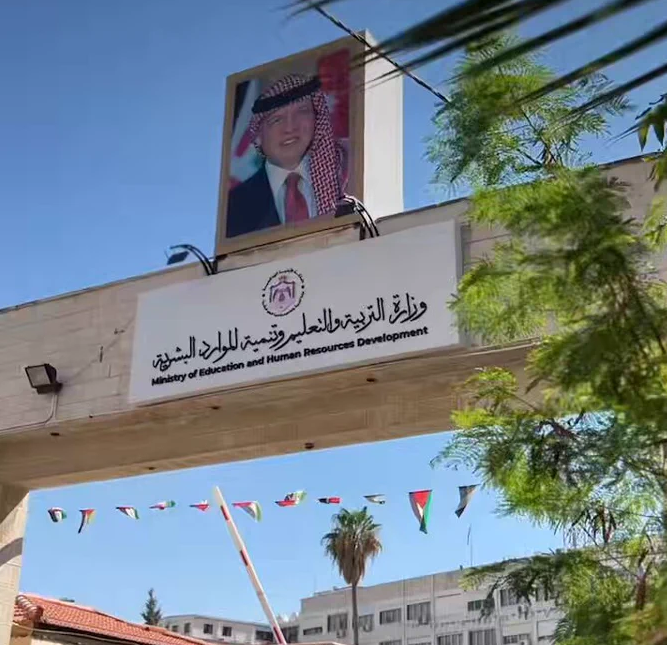 طالبة طب أردنية تحارب السرطان وتتمسك بحلمها ..  ريتاج تعود من أرمينيا للعلاج ووالدها يناشد والتربية ترد 