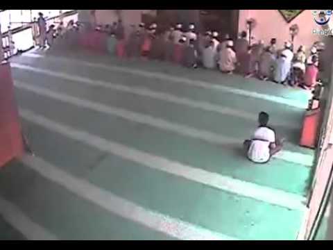 بالفيديو  ..  شاب يسرق أموالاً  من مسجد أثناء إقامة الصلاة