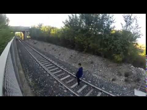 بالفيديو ..  "مغامرة قاتلة" لمراهق إيطالي تحت عجلات قطار الموت السريع