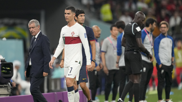 مدرب البرتغال يعلق على تصرف رونالدو بعد استبداله