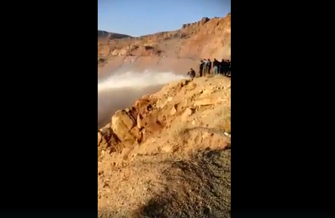 بالفيديو: شاهد انفجار عين ماء في البحر الميت