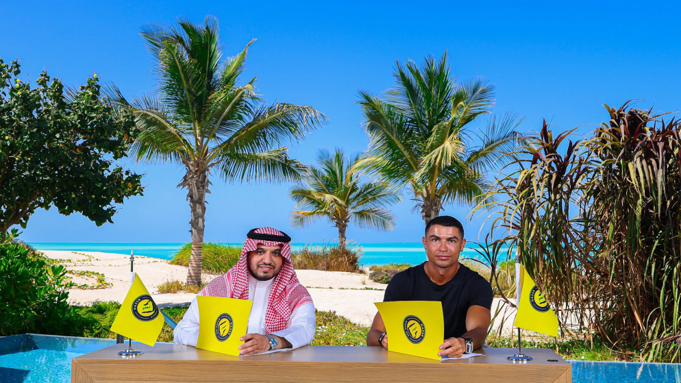 "القصة مستمرة" ..  النصر السعودي يمدد عقد رونالدو حتى 2027
