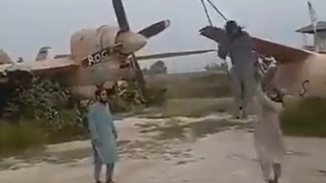  شاهد  ..  عناصر طالبان يتأرجحون على جناح طائرة