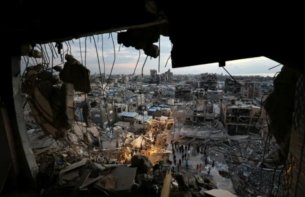 متطوعون غزيون ينتشلون بقية من تراثهم المكتوب من بين ركام الحرب