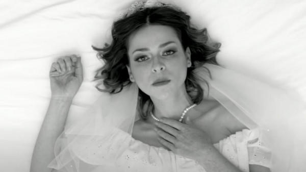 وفاة مغنية أميركية شهيرة عن عمر 30 عاما
