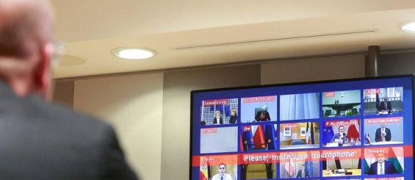 بالفيديو  .. موقف محرج لوزير بريطاني نسي إغلاق الميكروفون خلال اجتماع عن بعد