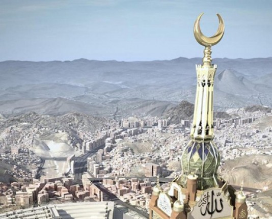 بالفيديو  ..  شابان يجلسان فوق هلال برج الساعة في مكة و يحييان ليلة القدر