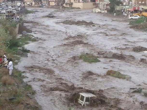 بالفيديو والصور ..  سيول  تجرف مركبات  والمواطنين في السعودية 