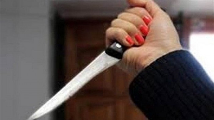 امرأة تطعن طليقها في موقف سيارات