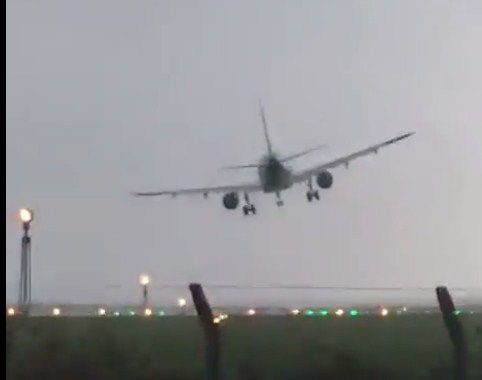 بالفيديو  ..  الإعصار “أوفيليا” يتلاعب بطائرة ركاب في الهواء و كاد ان يسقطها
