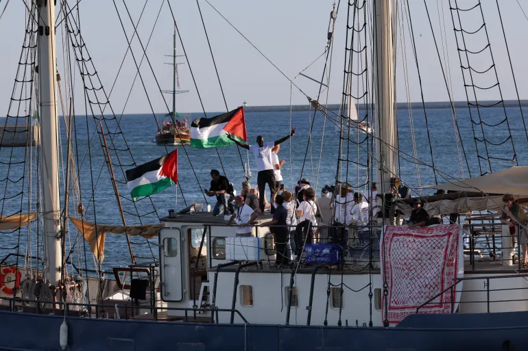 "أسطول الصمود" يواصل الإبحار نحو غزة بعد طقس عاصف ببرشلونة