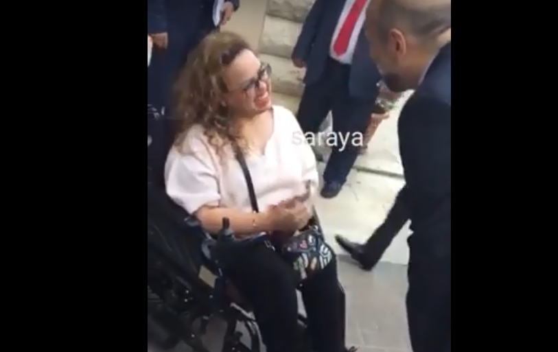 بالفيديو  ..  هذا ما قاله الرزاز لفتاة من ذوي الاحتياجات الخاصة في الجامعة الاردنية ؟