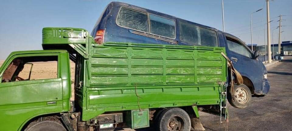بالصور  ..  ضبط مركبة شحن "ديانا " تقوم بتحميل باص نقل مشترك بشكل مخالف