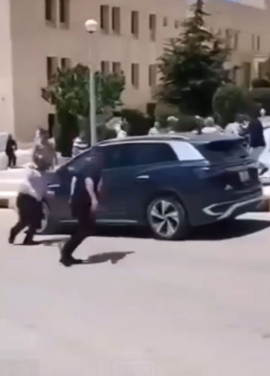 بالفيديو ..  طلبة بجامعة عجلون الوطنية يحاولون مهاجمة رئاسة الجامعة بسبب حفلة تخرج