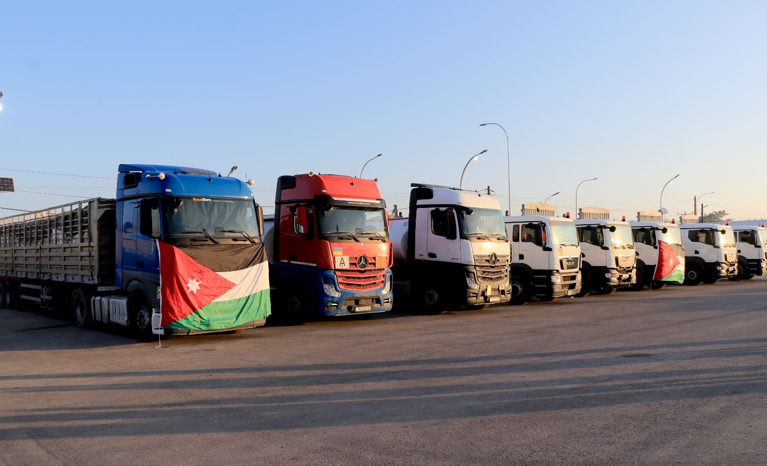 القوات المسلحة ترسل 51 شاحنة مساعدات إنسانية إلى قطاع غزة - صور 