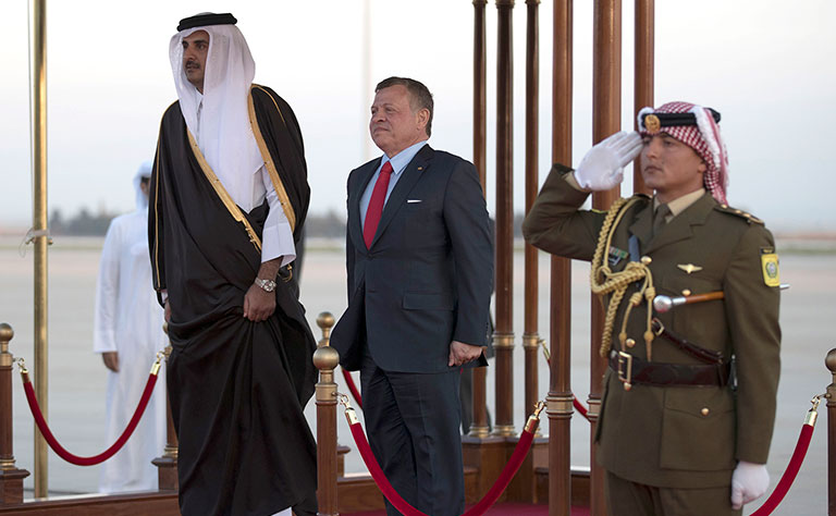 أمير قطر يتصل بالملك: نقف مع المملكة 