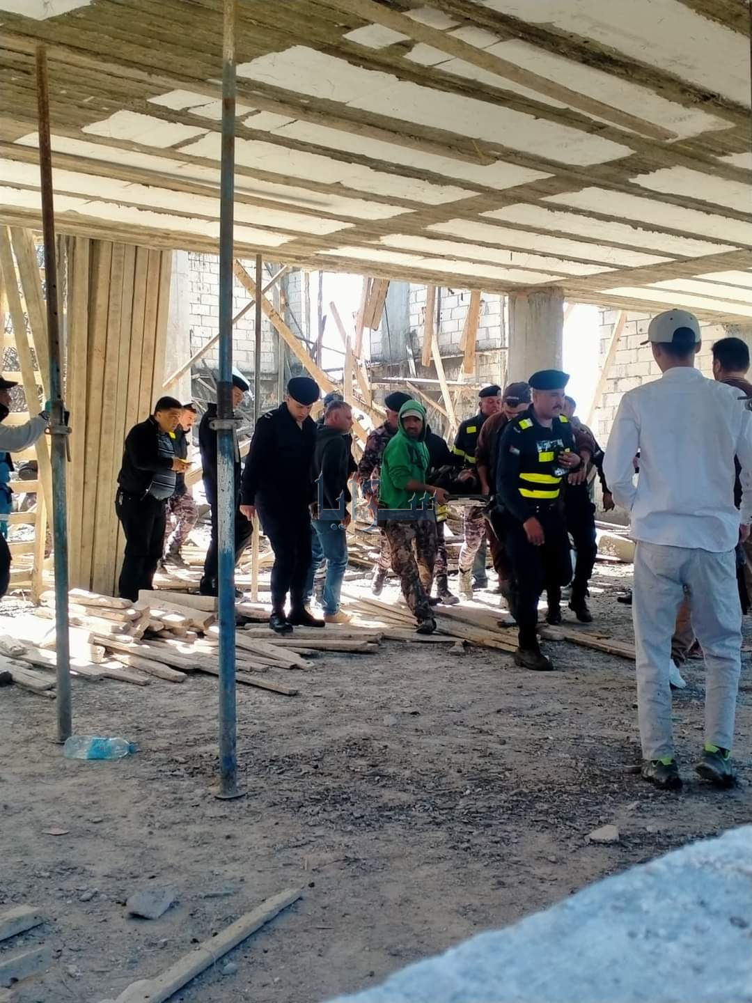 بالصور  ..  إصابتان جراء إنهيار سقف مسجد قيد الإنشاء في إربد