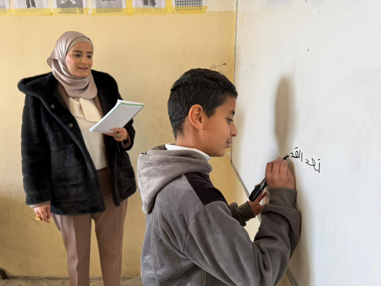 السواريس تتفقد مدرسة سلبود وتُشارك الطلبة حصصهم الصفية