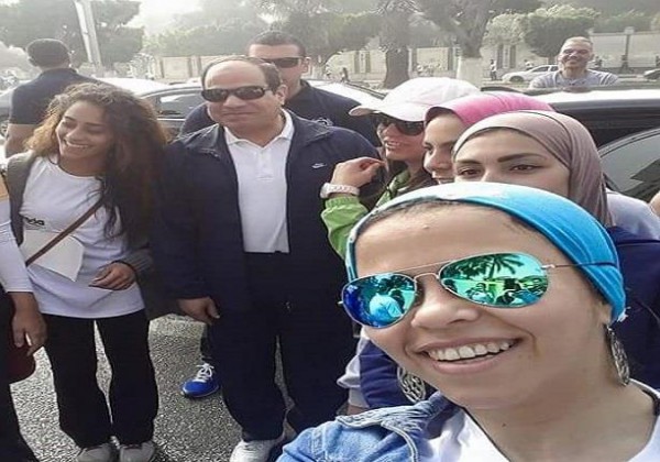 "سيلفي" جديد للرئيس المصري السيسي على الطريق العام 