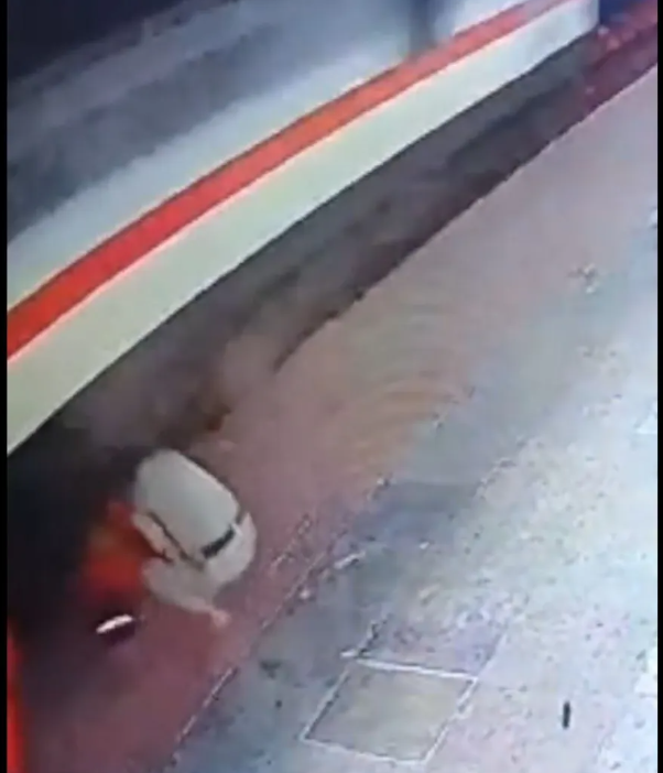 بمحطة قطار ..  فيديو لشرطي جريء ينقذ سيدة من موت محتم