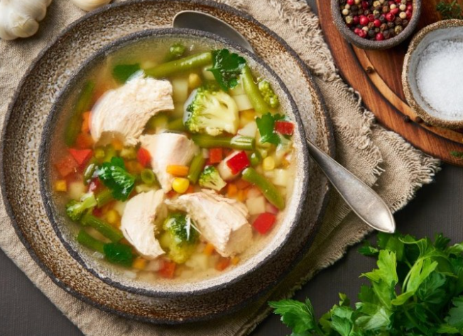 شوربة دجاج بالخضار  ..  بخطوات بسيطة حضري شوربة دجاج بالخضار طبق غني بالفوائد ورائع المذاق