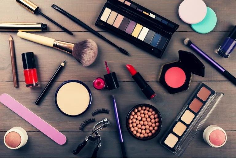 علامات تكشف فساد مستحضرات التجميل من عدمه ..  تنبهي لها