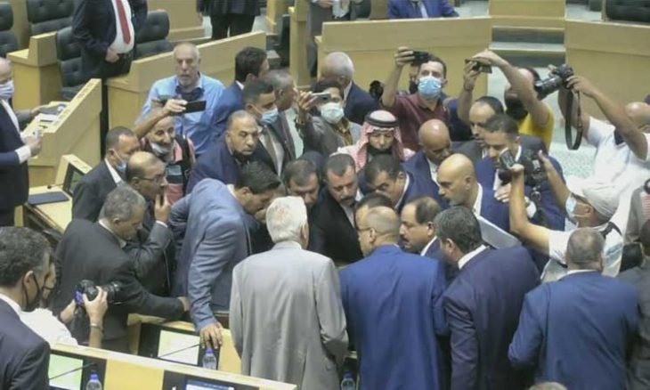 "قوم يا عماد" بعد "أقعدي يا هند" ..  "كرسي الخصاونة" يثير أزمة كبرى و هذه "كواليس" اجتماعات منتصف الليل