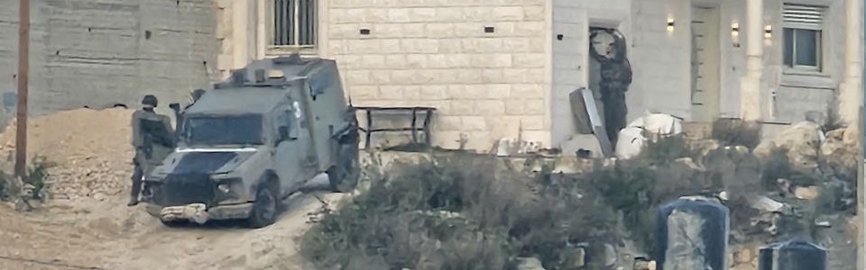 اصابة شاب بالرصاص الحي بمواجهات مع الاحتلال في بلدة سعير