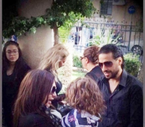 بعد وفاة والدته  ..  ابن رندة المرعشلي في جنازتها : " وين ماما "  ..  صورة