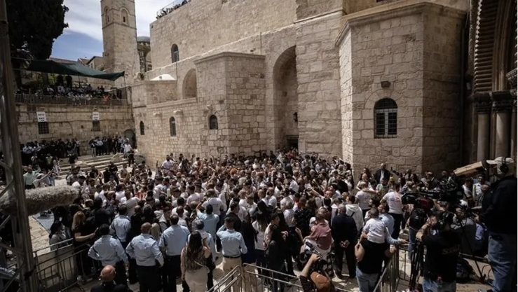 "إسرائيل" تعيق احتفالات المسيحيين بـ "سبت النور" في القدس