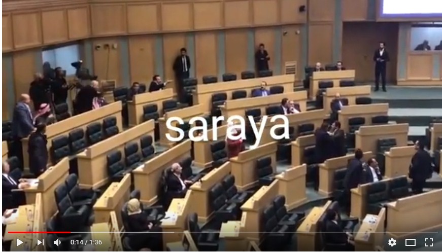 بالفيديو ..  تراشق بزجاجات المياه في البرلمان بين النائبين صداح الحباشنة وزيد الشوابكة