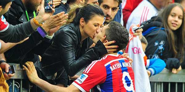 قبلة حارة من ليفاندوفيسكي لزوجته وسط الملعب ..  صورة