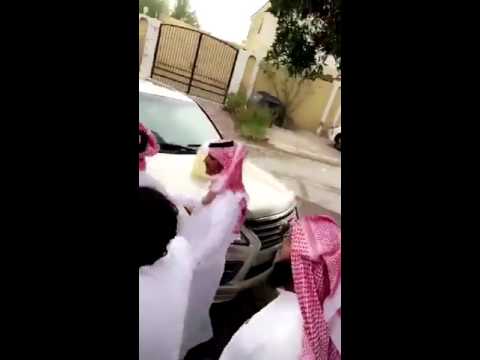 بالفيديو ..   قطري يهدي اخر سيارة فخمة ويهدد بالطلاق بإحراقها في حال لم يقبلها