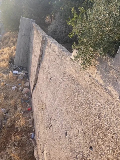 سكان منطقة السلالم في السلط يطلقون نداء استغاثة: جدار استنادي مهدد بالانهيار فوق عشرات المنازل