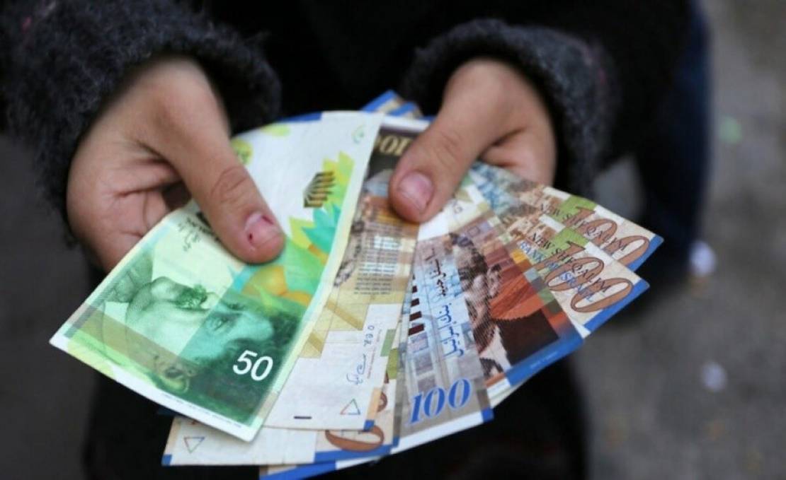 المالية الفلسطينية تقرر تخفيض الرواتب 25% 