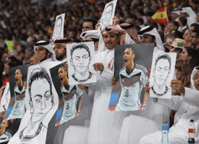 قطريون يرفعون صورة مسعود أوزيل ويغلقون أفواههم ردًا على لاعبي ألمانيا