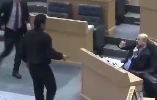بالفيديو  ..  شاهد لحظة اقتحام شاب لمجلس النواب ووصوله الى الرزاز