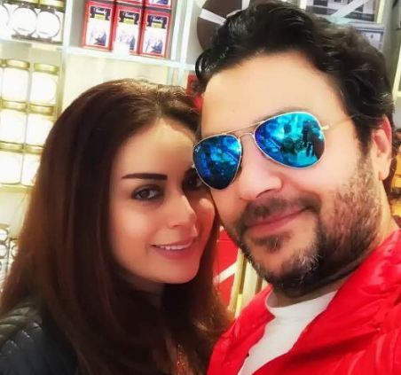 بالصورة  ..  "العكيد معتز" ينشر صورة نادرة لزوجته منذ 14 سنة ويعايدها بكلمات رومانسية  