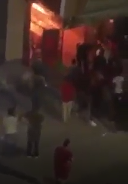 بالفيديو  .. الشرطي الجزازي يخمد حريق باحد المطاعم 