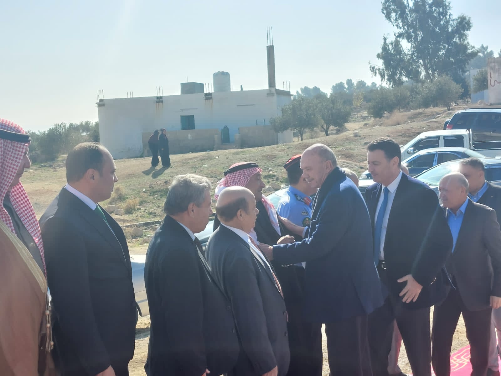 الفايز والصفدي يقدمان واجب العزاء بالشهيد الدلابيح  ..  صور 