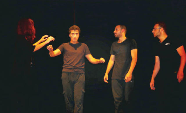 "حرق البخور": اسكيتشات مسرحية تناقش قضايا إنسانية