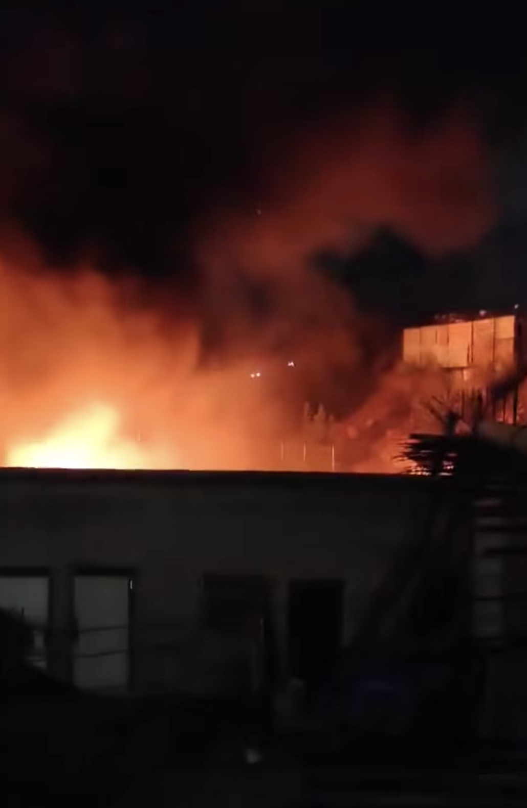 جهود كبيرة للدفاع المدني في إخماد حريق مصنع مفروشات بالزرقاء  ..  فيديو 
