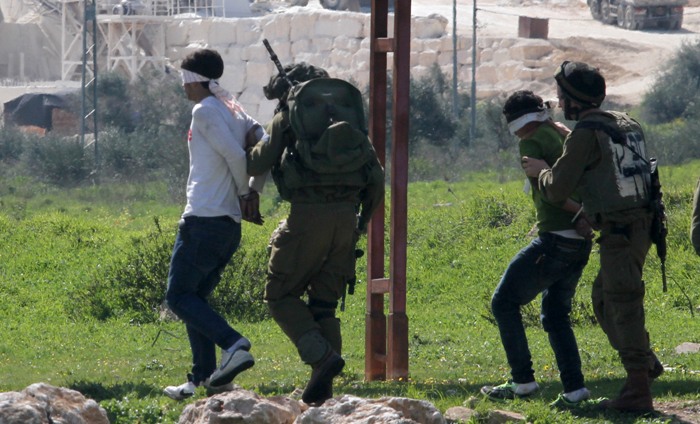 الاحتلال يعتقل 5 فلسطينيين من رام الله والبيرة