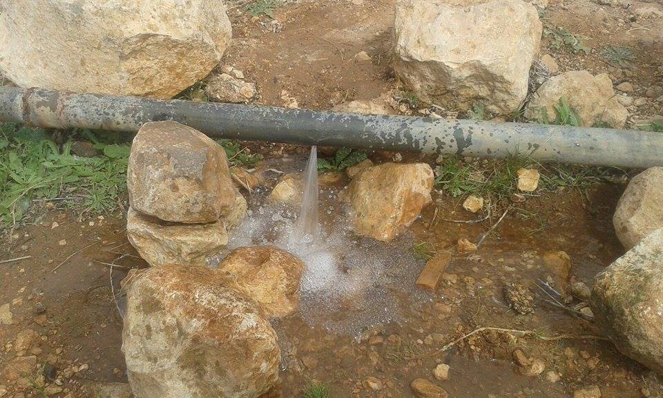 المفرق  : ماسورة مكسورة في منطقة المعمرية منذ اشهر  .. وهدر كبير في المياه 