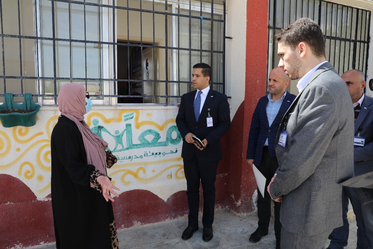 "الشرق الأوسط" تقدم أثاثًا وتنفذ أعمال صيانة لمدرسة القسطل الثانوية  
