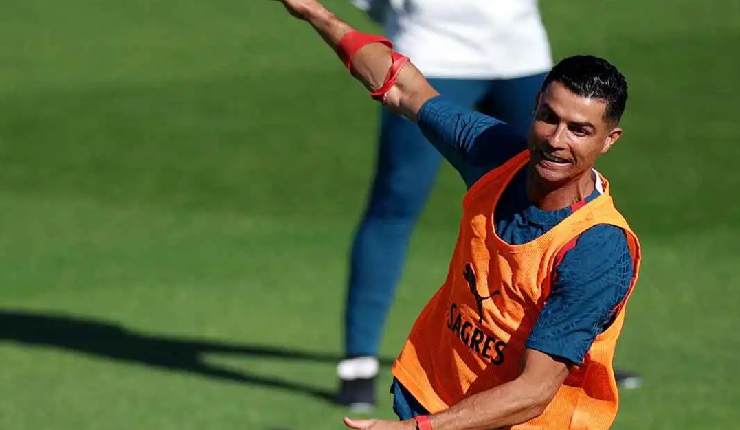 كذبت بسبب ميسي ..  رد فعل ناري من رونالدو بعد اعترافات نجم برشلونة الخطيرة 