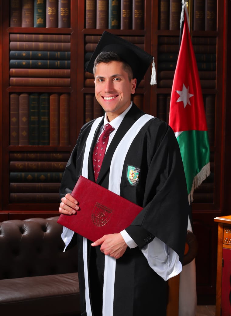 الدكتور صالح جرادات  ..  مبارك التخرج