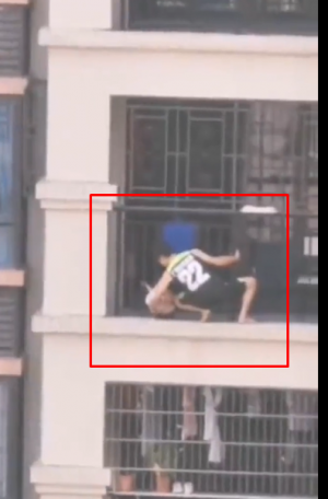 بالفيديو  ..  صيني ينقذ طفلا قبل السقوط من الطابق السابع