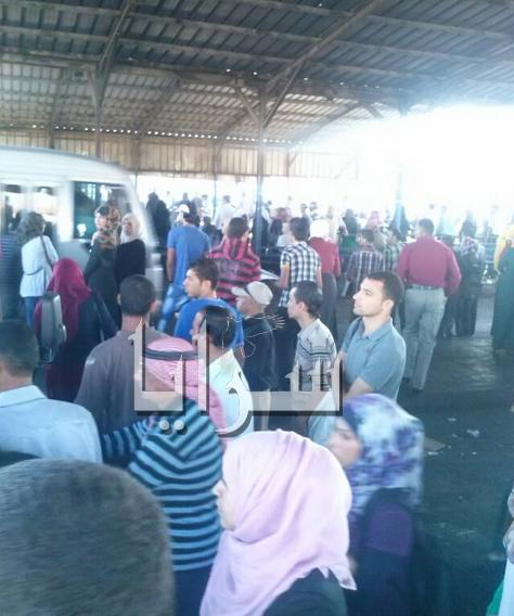 بالصور  ..  معاناة يومية لأهالي الزرقاء للوصول إلى عمّان